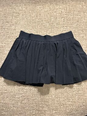 Aritzia MoveTech Women’s Pleated Navy Skirt (SZ L)